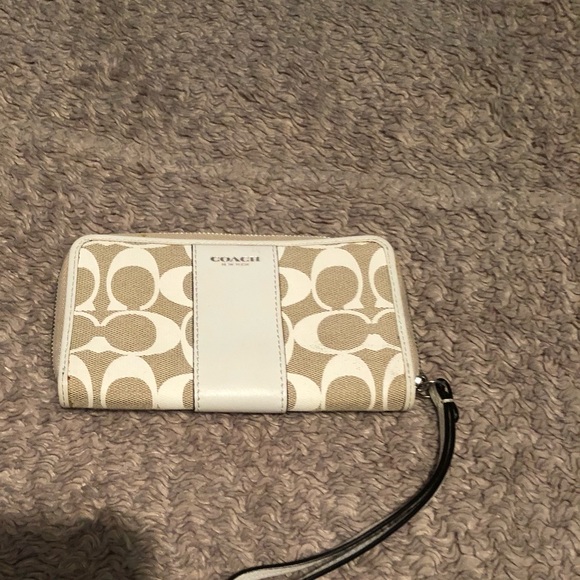 Crème and beige colored Coach wallet in excellent condition - Picture 6 of 6